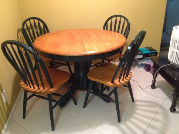 Table Pedestal with 4 Chairs (Pompano Beach)