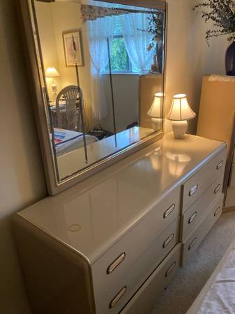 FREE – dresser with mirror (Boynton Beach)