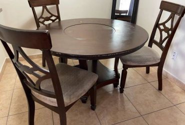 Free dining table with three chairs / comedor gratis
