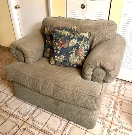 FREE Plush, COMFY, Olive Colored Chair – Ready for pick up!
