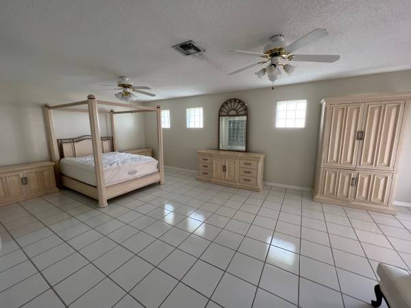Complete bedroom set… Beautiful and like new