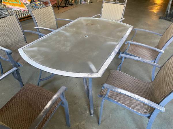 Free outdoor table with 6 chairs (Brookfield, CT)