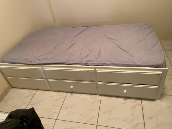 Reclinable chair, small bed with drawers etc (Sunrise)