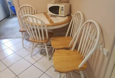 kit table / 4 chairs Free