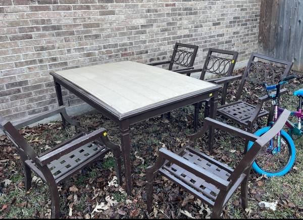 Patio table and 6 chairs (Pflugerville)