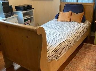 Free Twin Bed with sleigh style head and foot board (Riviera Beach)