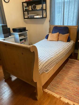 Free Twin Bed with sleigh style head and foot board (Riviera Beach)