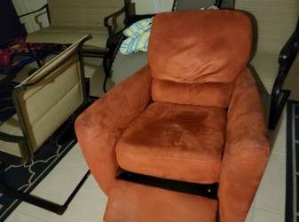 Free Reclining Chair (Casselberry)