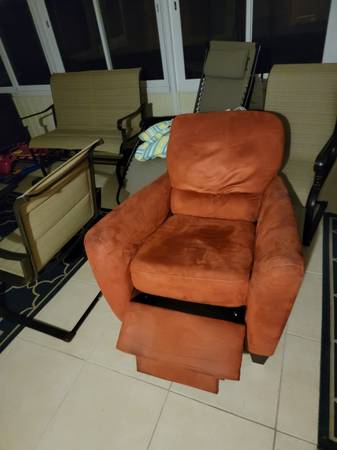 Free Reclining Chair (Casselberry)