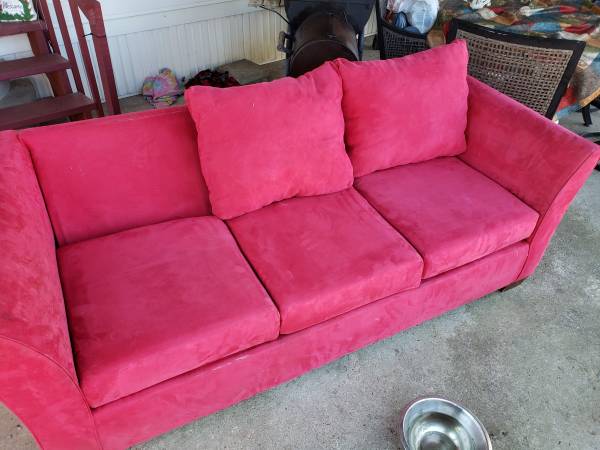 Free Gallery Furniture Couch (Conroe)