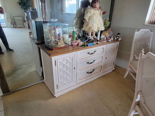 FREE China Hutch with buffet and dining table (FORT LAUDERDALE)