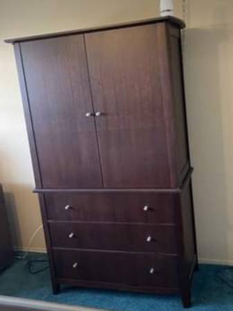 Free Solid Wood King Size Bedroom Set (Hollywood)