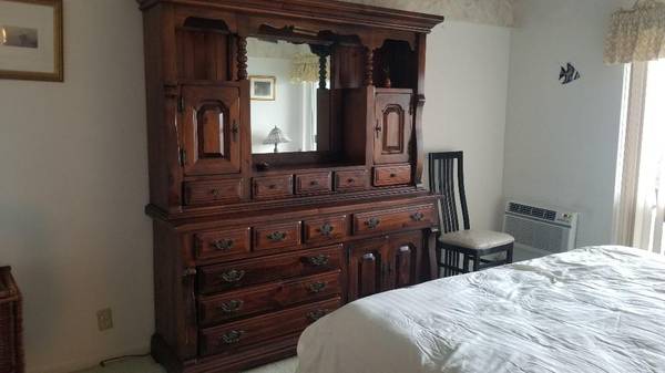 Free Furniture Come and get it (Deerfield Beach)