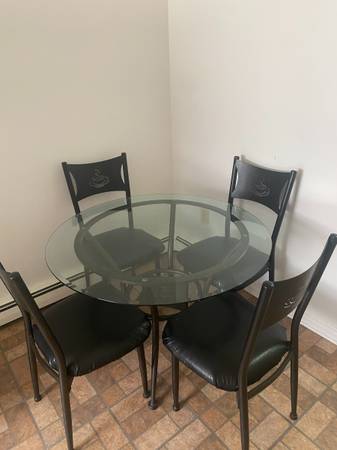 Dining table plus 4 chairs (Ewing)