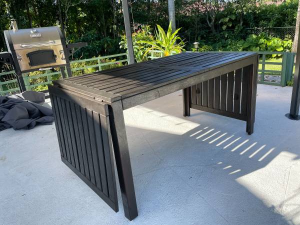 Table Outdoor Patio (Miami)