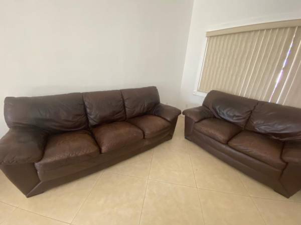 Two Leather Couches In Excellent Condition Free Must Pick Up ASAP (Fort Lauderdale)