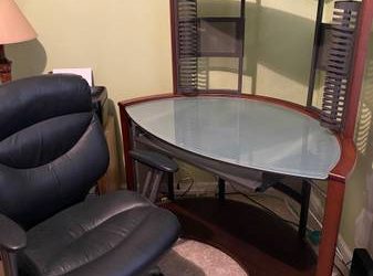 FREE DESK AND CHAIR (Coral Springs)