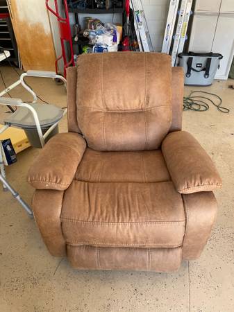 Recliner electric good upholstery condition (Clermont)