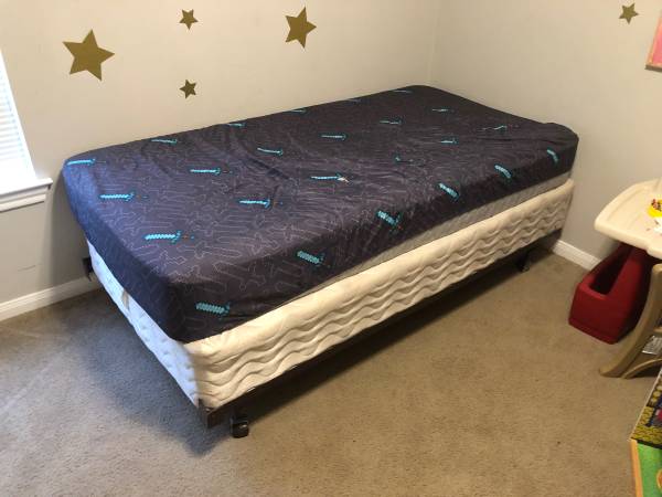 Bed frame and box spring (Gracywoods)