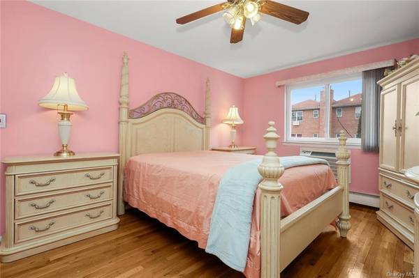 Bedroom Set for Free – Excellent Condition (Pelham Bay)