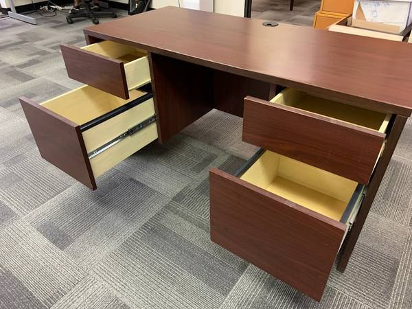 FREE Multi-Level Desk/ Executive Desk/ Stand Up Desk (290/ 610)