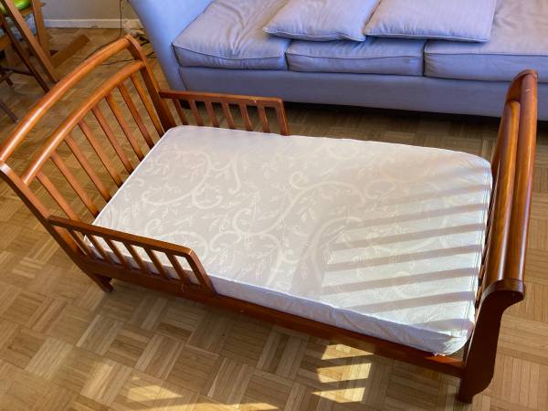 Free toddler bed with mattress (Upper East Side)
