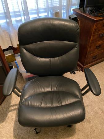 FREE DESK AND CHAIR (Coral Springs)