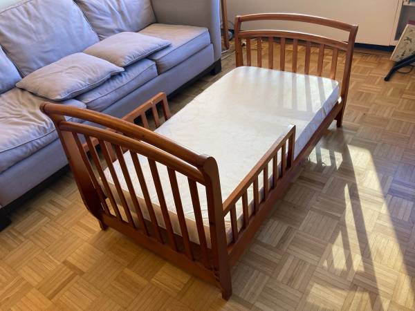Free toddler bed with mattress (Upper East Side)