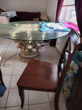 Free round glass table and four chairs (Fort Lauderdale)