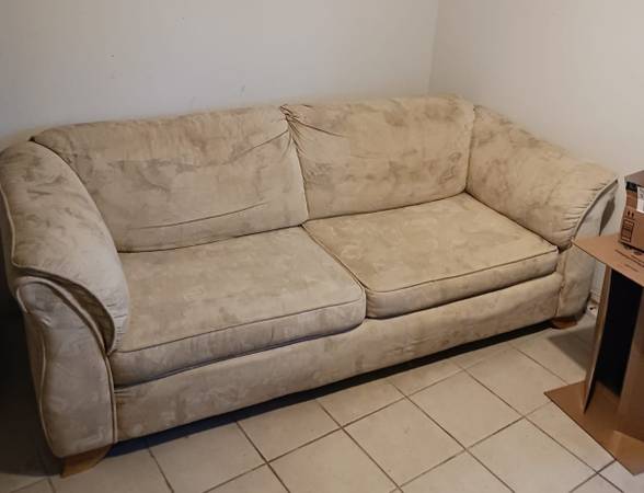 Free great condition sofa (FORT LAUDERDALE)