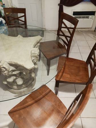 5 feet round dining table with 4 chairs (Fort Lauderdale)