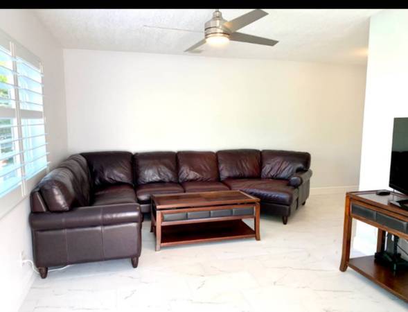 Free sofa couch pick up (Pembroke Pines)