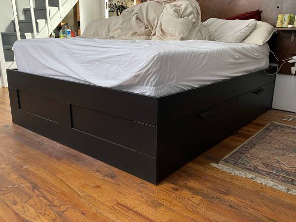 Free queen bed with drawers (Brooklyn)