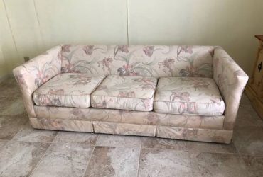 Couch – pull out couch (Pompano Beach)