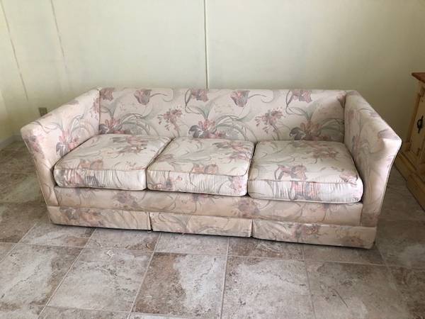 Couch – pull out couch (Pompano Beach)