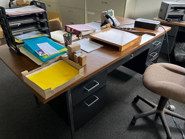 FREE OFFICE DESKS AND TABLES (Fort Lauderdale)