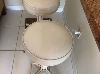 Two bar turning chairs, good condition (Miami)