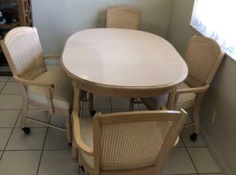 Free dining table and chairs (jupiter)