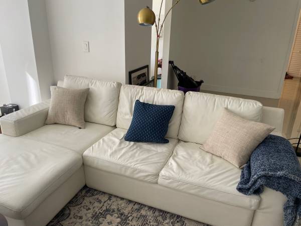 Sleeper pull out sectional – FREE (Sunny Isles Beach)