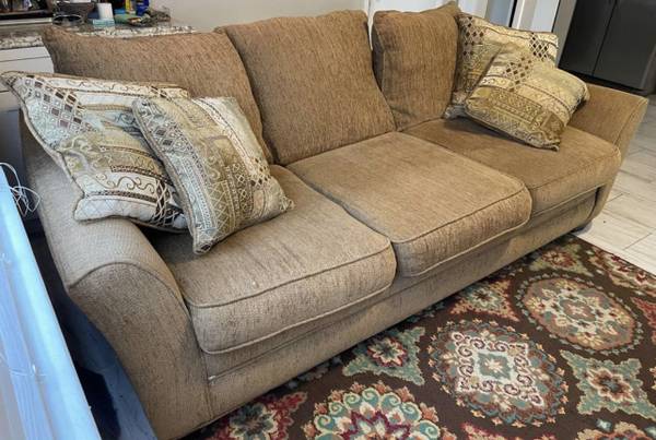 Large sofa couch (Lakewood)