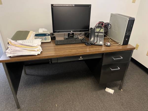 FREE OFFICE DESKS AND TABLES (Fort Lauderdale)