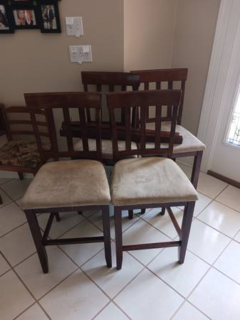 Dining room table & 4 chairs (Medart/Wildwood (Wakulla))
