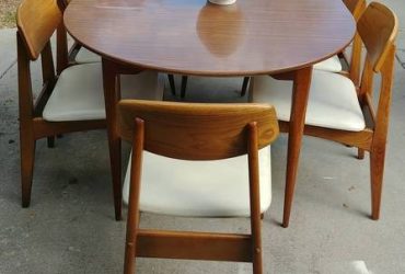 Free mid century vintage dining table chair mcm (orlando, FL)