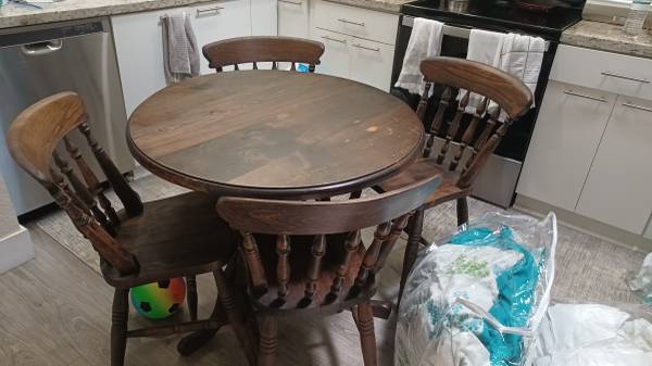 Small table and chairs (Tamarac)