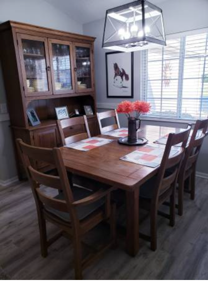 Free free Solid oak dining table/6 chairs & hutch