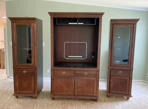WALL STORAGE UNIT, SOLID WOOD WITH GLASS DOORS, FREE! (Orlando, east near UCF)