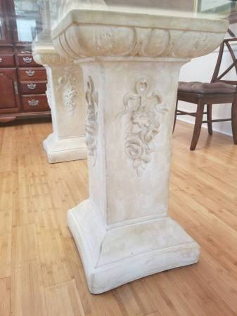 Dining table glass and pedestal.FREE!