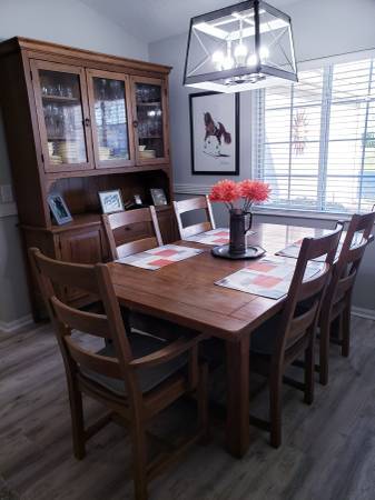 Free Solid oak dining table/6 chairs & hutch