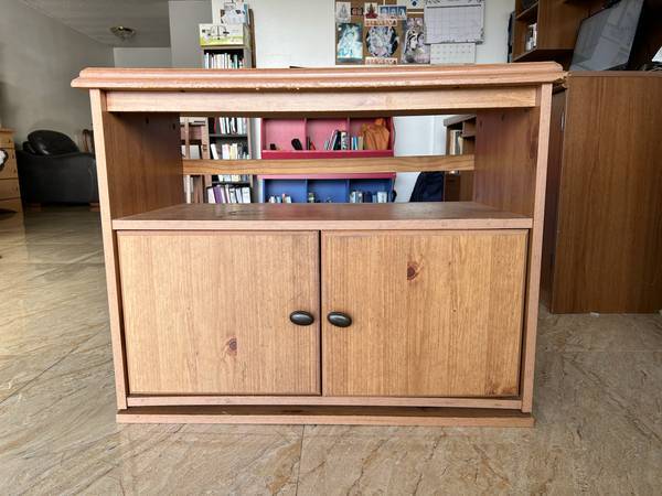 Swivel TV stand – (Fontainebleau Blvd)