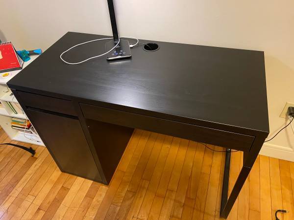 [FREE] IKEA-MICKE desk.